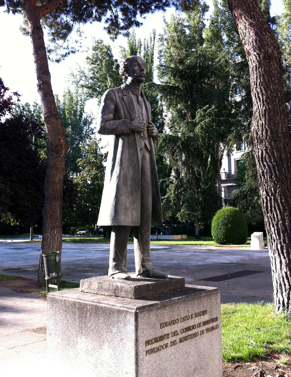 Estatua de Eduardo Dato Iradier.
